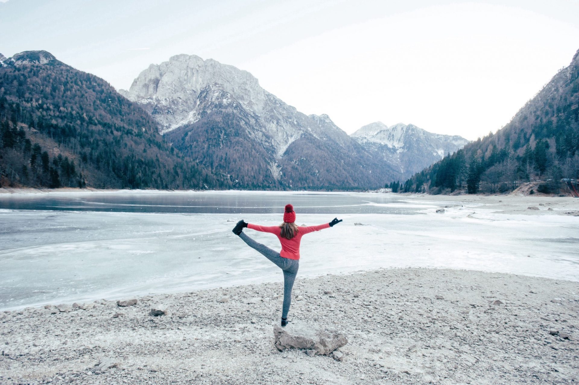 girl doing yoga in the mountains t20 lWagrb